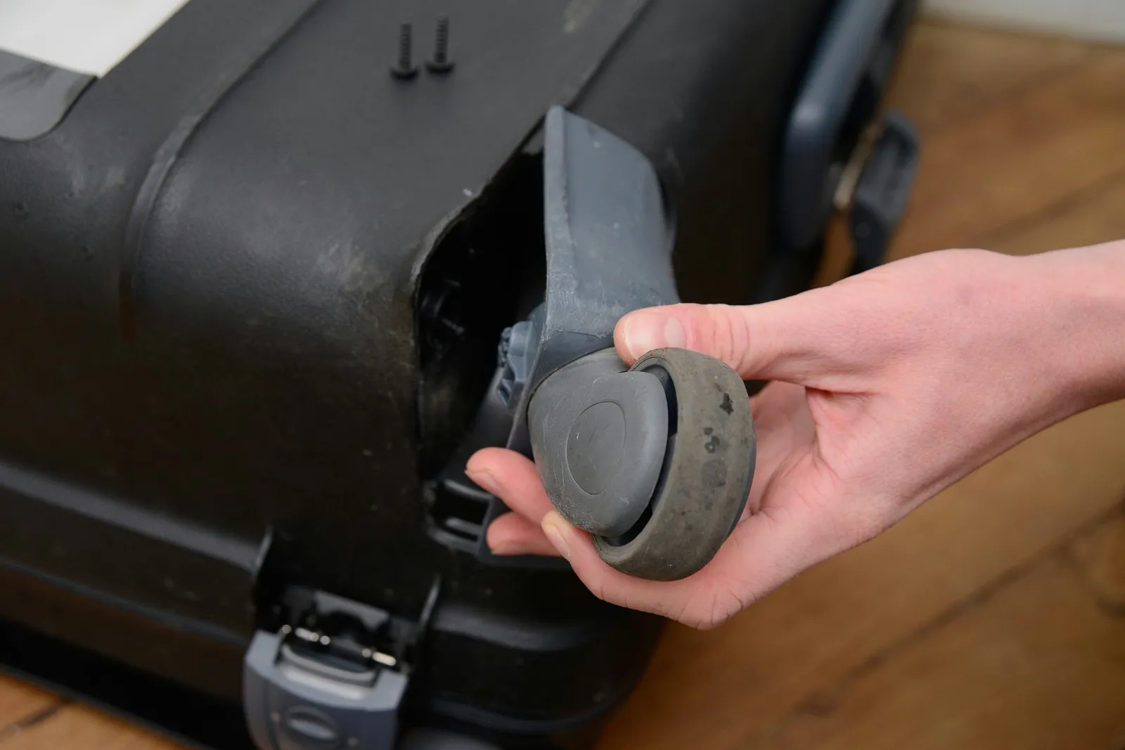 Taking the Wheel Assemblies Off a Samsonite Bag: A Step-by-Step Guide