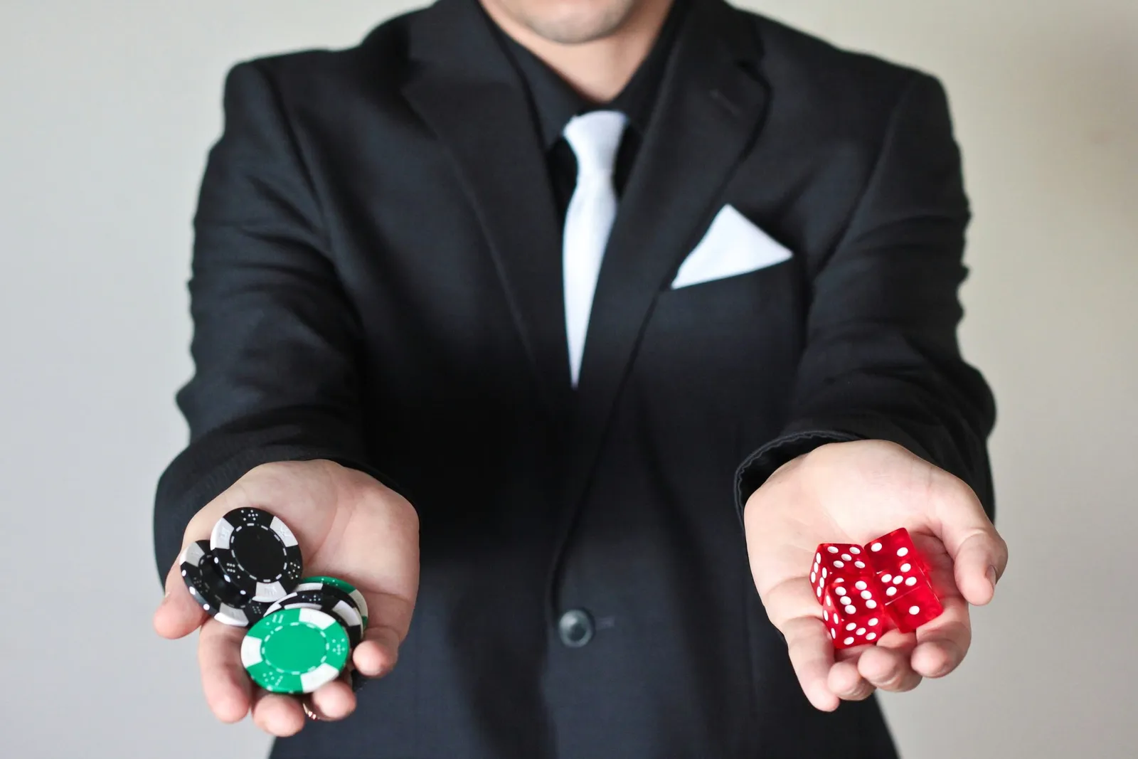 Vegas Party Fashion: A Guide to Channeling the Casino Glamour