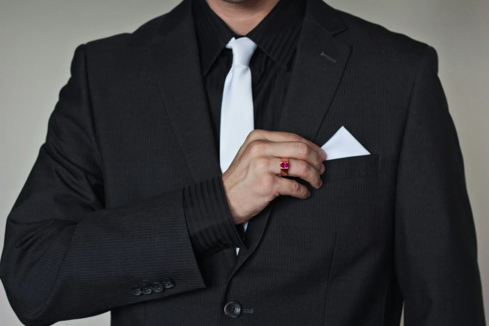 Vegas Party Fashion: A Guide to Channeling the Casino Glamour