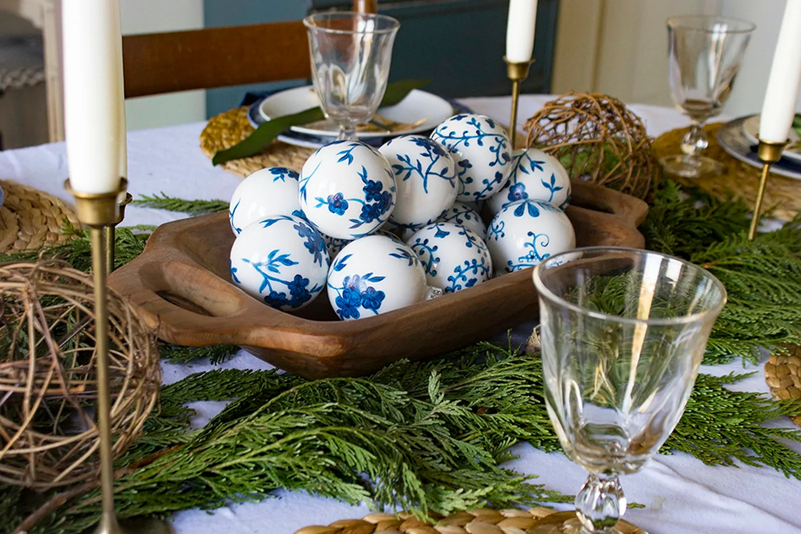 Chinoiserie ornaments as table centerpiece.
